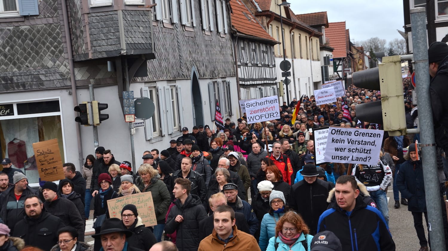 Kandel am Sonntagnachmittag: Rund 1000 Menschen zogen unter dem Motto "Sicherheit für uns und unsere Kinder" durch das Städtchen.