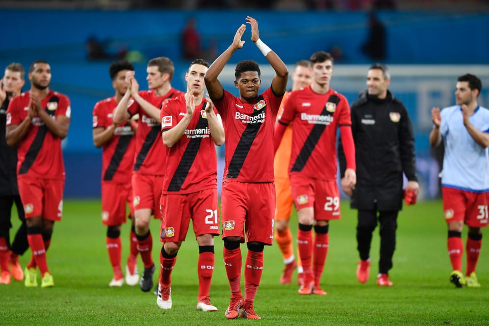 Leverkusens Leon Bailey feiert mit seinem Team den 2:0-Sieg gegen Mainz.