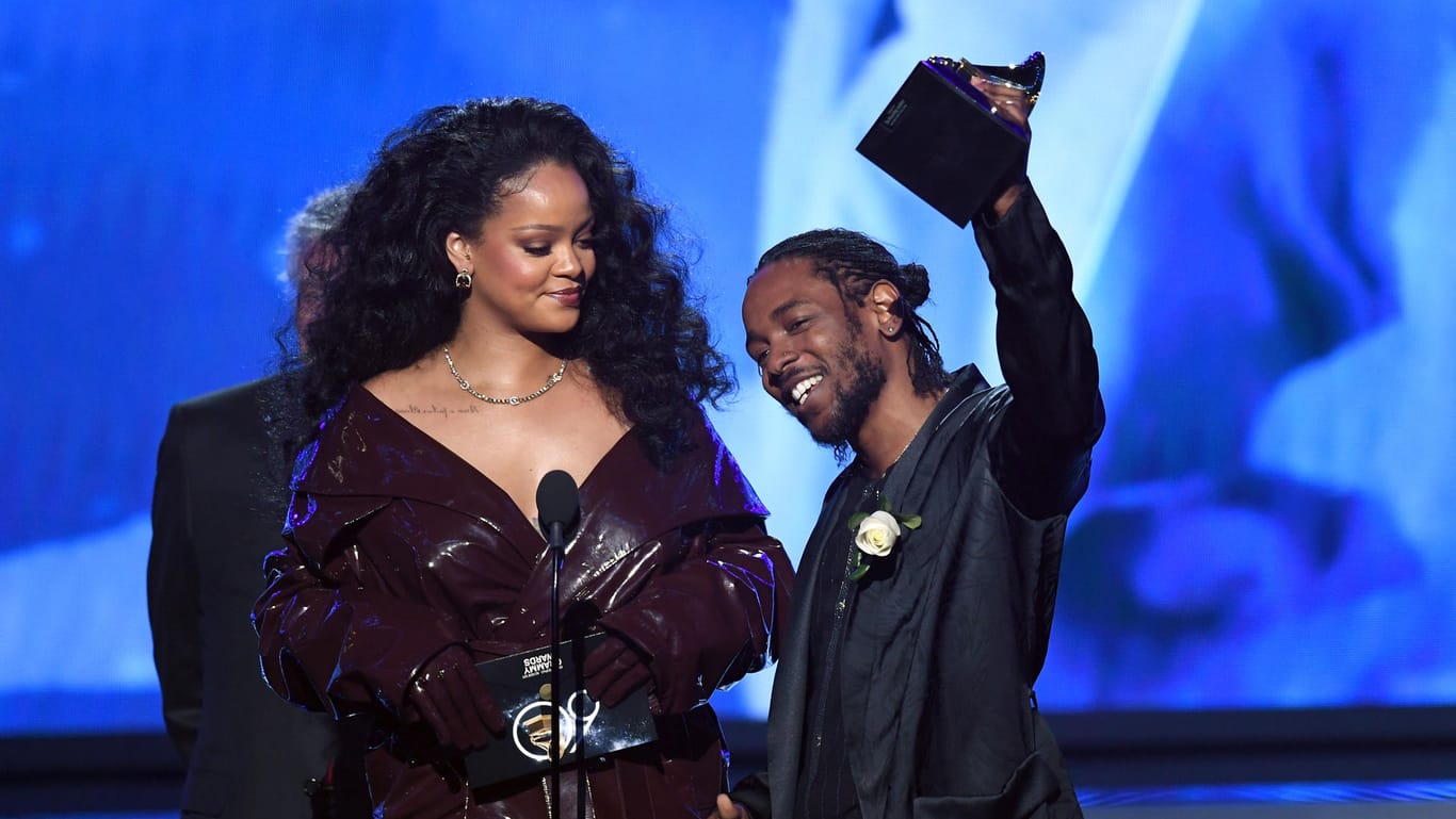 Kendrick Lamar gewinnt gemeinsam mit Rihanna den Grammy für die beste Rap-Performance.