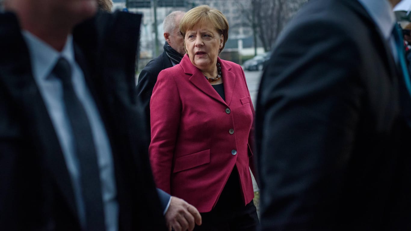 Bundeskanzlerin Angela Merkel (CDU) kommt in Berlin in das Konrad-Adenauer-Haus zum Beginn der Koalitionsverhandlungen von Union und SPD.