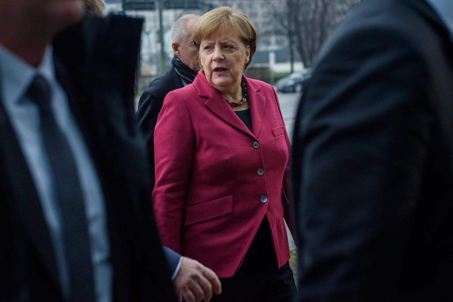 Bundeskanzlerin Angela Merkel (CDU) kommt in Berlin in das Konrad-Adenauer-Haus zum Beginn der Koalitionsverhandlungen von Union und SPD.