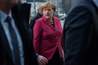 Bundeskanzlerin Angela Merkel (CDU) kommt in Berlin in das Konrad-Adenauer-Haus zum Beginn der Koalitionsverhandlungen von Union und SPD.