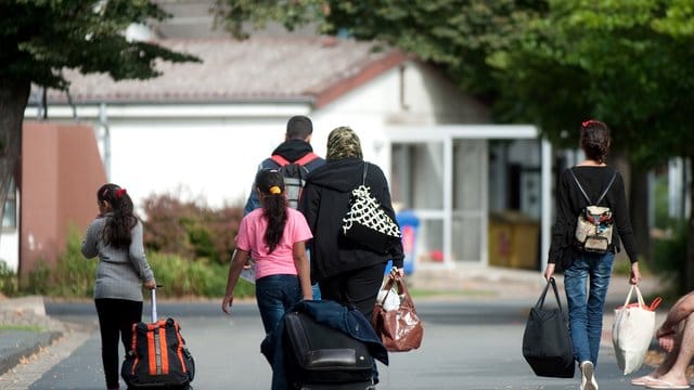 Flüchtlinge erreichen das Grenzdurchgangslager Friedland in Niedersachsen.