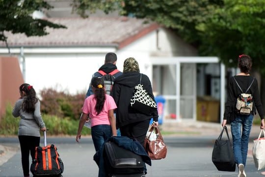 Flüchtlinge erreichen das Grenzdurchgangslager Friedland in Niedersachsen.