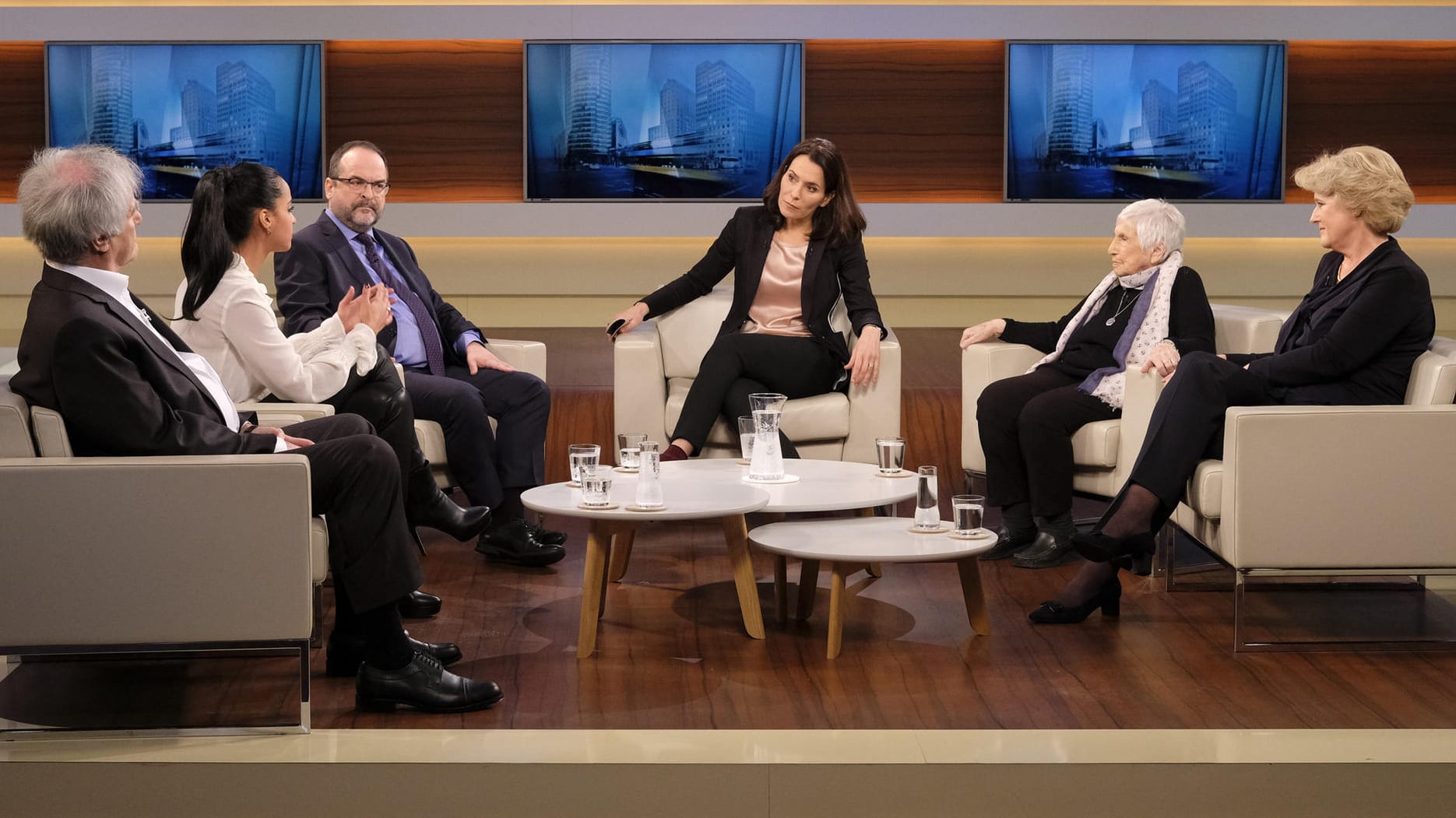 Julius H. Schoeps (l-r), Sawsan Chebli (SPD), Wenzel Michalski, Anne Will, Esther Bejarano, und Monika Grütters (CDU) bei "Anne Will".