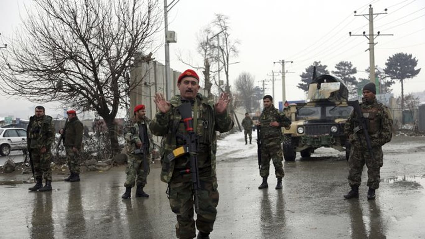 Soldaten der afghanischen Armee sichern den Eingang zur Marshal-Fahim-Militärkademie in Kabul.