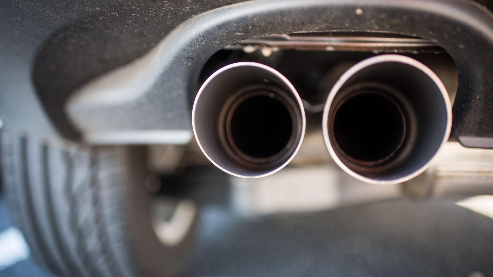 Auspuff eines VW Tiguan: Zwischen 2012 und 2015 wurden an der Uniklinik Aachen Menschen Stickoxiden ausgesetzt, wie sie Dieselmotoren ausstoßen.