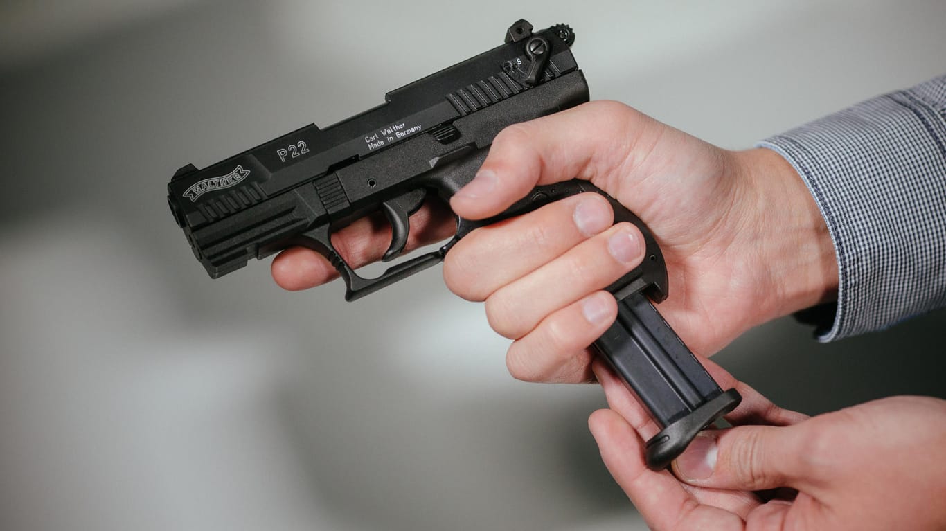 Hände laden eine Schreckschuss-Pistole mit einem Magazin: Bei einem Einsatz auf einer Party in Mainz fand die Polizei allerdings nur Pistolen aus Schaumstoff. (Symbolbild)