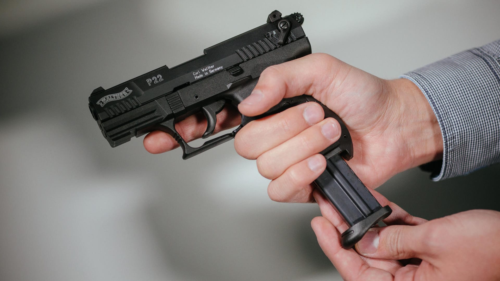 Hände laden eine Schreckschuss-Pistole mit einem Magazin: Bei einem Einsatz auf einer Party in Mainz fand die Polizei allerdings nur Pistolen aus Schaumstoff. (Symbolbild) Hände laden eine Schreckschuss-Pistole mit einem Magazin: Bei einem Einsatz auf einer Party in Mainz fand die Polizei allerdings nur Pistolen aus Schaumstoff. (Symbolbild)