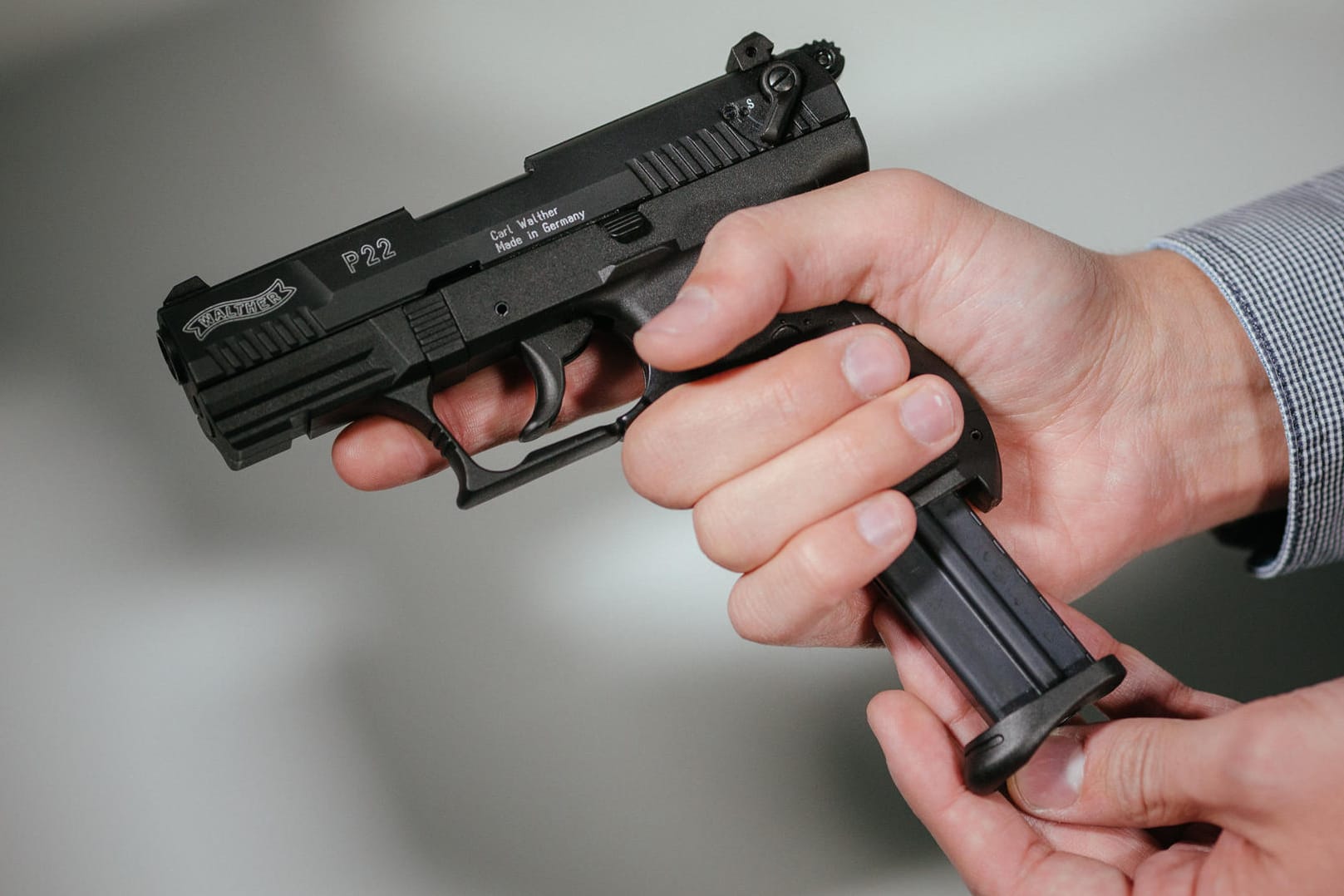 Hände laden eine Schreckschuss-Pistole mit einem Magazin: Bei einem Einsatz auf einer Party in Mainz fand die Polizei allerdings nur Pistolen aus Schaumstoff. (Symbolbild)