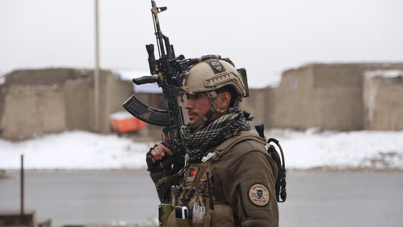 Ein afghanischer Soldat vor der attackierten Kaserne In Kabul: Allein im Januar sind bei Anschlägen von Taliban und IS etwa 150 Menschen getötet worden.