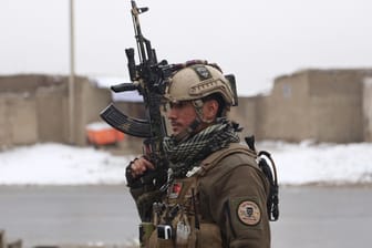 Ein afghanischer Soldat vor der attackierten Kaserne In Kabul: Allein im Januar sind bei Anschlägen von Taliban und IS etwa 150 Menschen getötet worden.