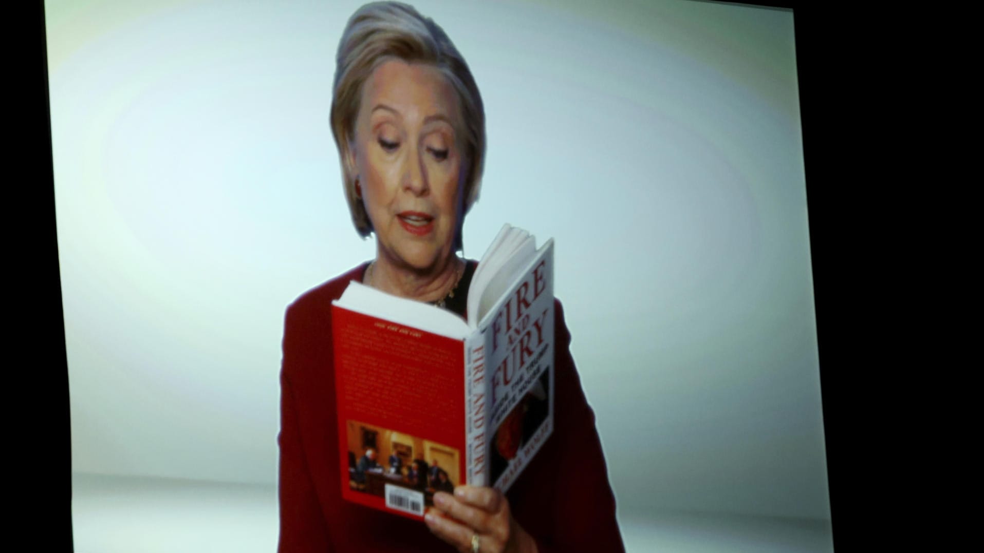 Hillary Clinton liest im Rahmen der Verleihung der Grammy Awards einen Ausschnitt aus dem Trump-Buch "Fire and Fury".