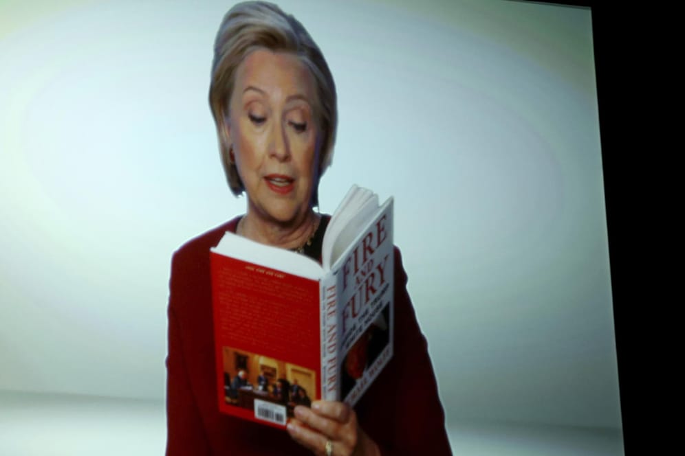 Hillary Clinton liest im Rahmen der Verleihung der Grammy Awards einen Ausschnitt aus dem Trump-Buch "Fire and Fury".