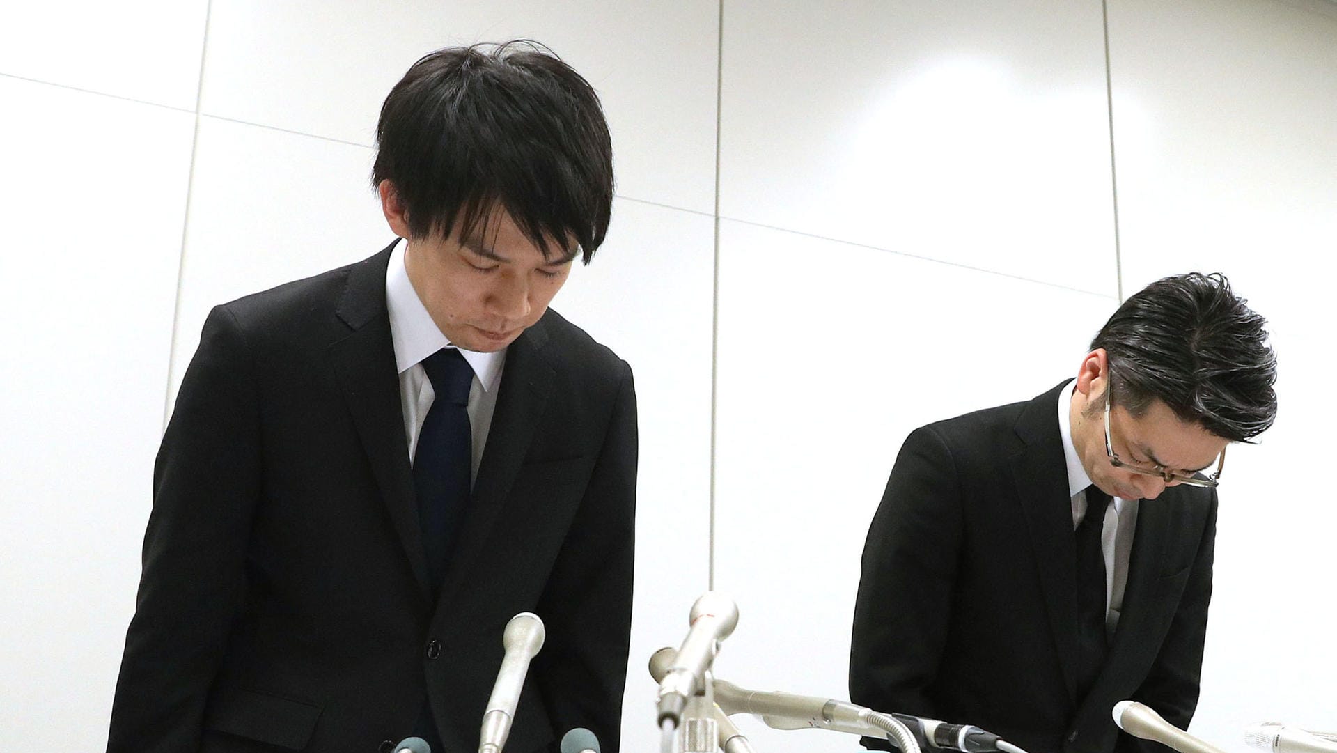 Der Präsident der Krypto-Börse Coincheck, Koichiro Wada (l.) und Finanzvorstand Yusuke Otsuka: Opfer von Hackern