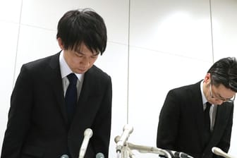 Der Präsident der Krypto-Börse Coincheck, Koichiro Wada (l.) und Finanzvorstand Yusuke Otsuka: Opfer von Hackern