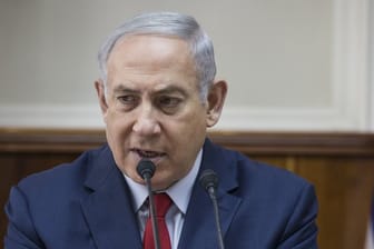 Israels Ministerpräsident Benjamin Netanjahu spricht während einer Kabinettssitzung in Jerusalem.