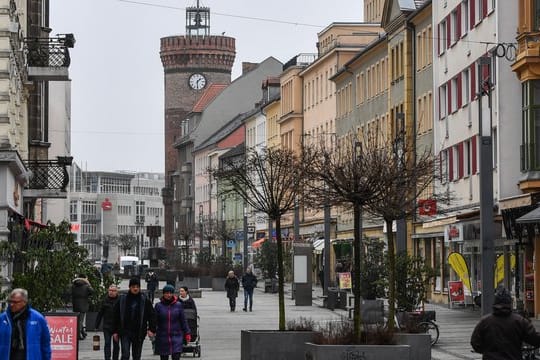 Blick in das Cottbusser Stadtzentrum von Cottbus: Die Stadt hatte im vergangenen Jahr deutlich mehr Flüchtlinge aufgenommen als viele andere Kommunen im Land.