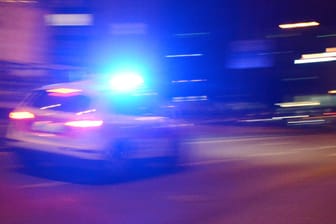 Ein Notarztwagen auf dem Weg zu einem nächtlichen Einsatz: In der Nacht von Sonntag zu Montag verunglückte ein Lkw-Fahrer auf der A8 tödlich. (Symbolbild)