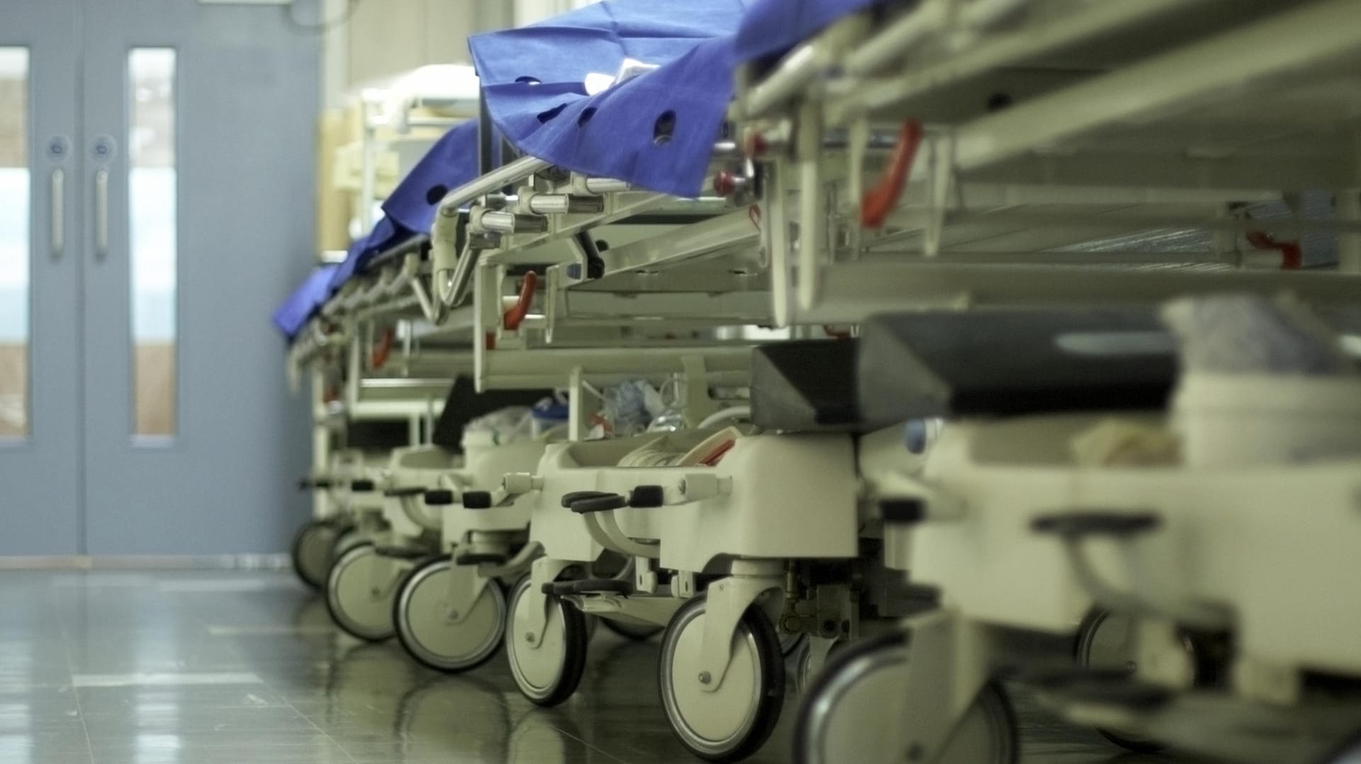 Ein Krankenhausflur voller Betten: Hier werden viele Patienten notdürftig behandelt, weil es nicht genügen Kapazität in der Klinik gibt. Ein Krankenhausflur voller Betten: Hier werden viele Patienten notdürftig behandelt, weil es nicht genügen Kapazität in der Klinik gibt.
