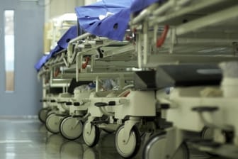 Ein Krankenhausflur voller Betten: Hier werden viele Patienten notdürftig behandelt, weil es nicht genügen Kapazität in der Klinik gibt.