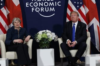 US-Präsident Donald Trump und die britische Premierministerin Theresa May beim Weltwirtschaftsforum in Davos: Trump empfiehlt May einen härteren Kurs beim Brexit.