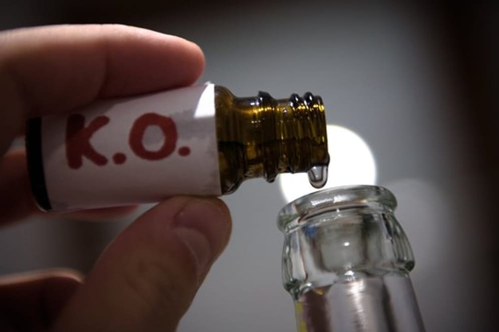 Jemand füllt "K.o.-Tropfen" in eine Bierflasche (Symbolbild): Die Initiative will gegen das Problem vorgehen.