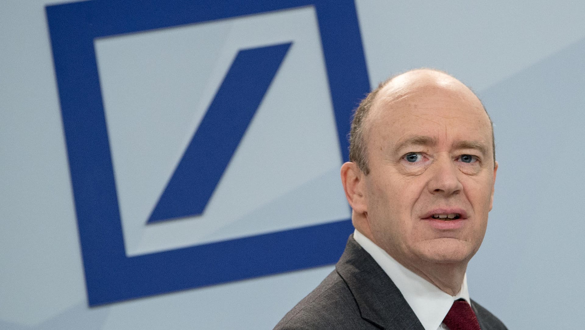 John Cryan, Chef der Deutschen Bank: Ohne Boni hohe gehen die besten Mitarbeiter zur Konkurrenz. John Cryan, Chef der Deutschen Bank: Ohne Boni hohe gehen die besten Mitarbeiter zur Konkurrenz.