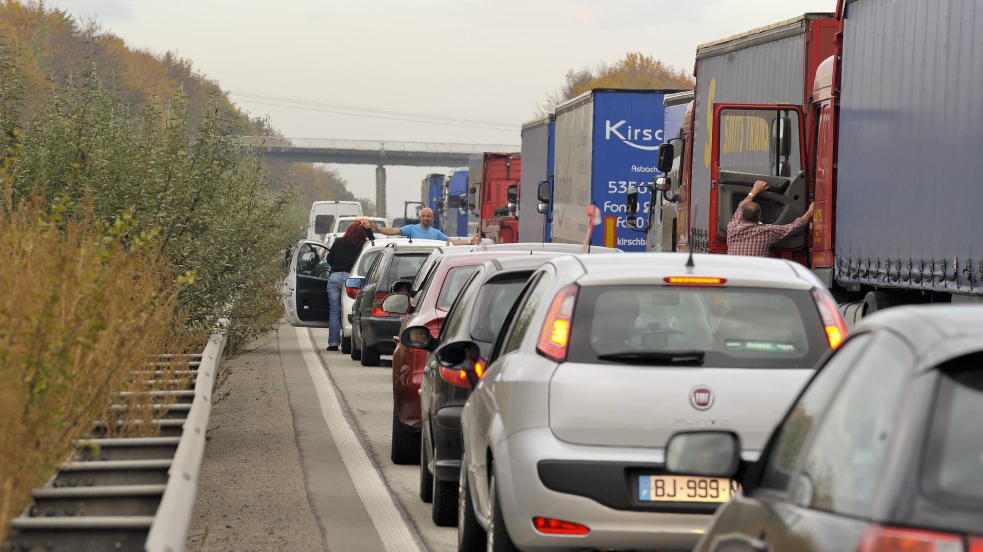 Zeitweise gesperrt: Nach dem Unfall standen die Fahrer auf der A61 im Stau. Zeitweise gesperrt: Nach dem Unfall standen die Fahrer auf der A61 im Stau.