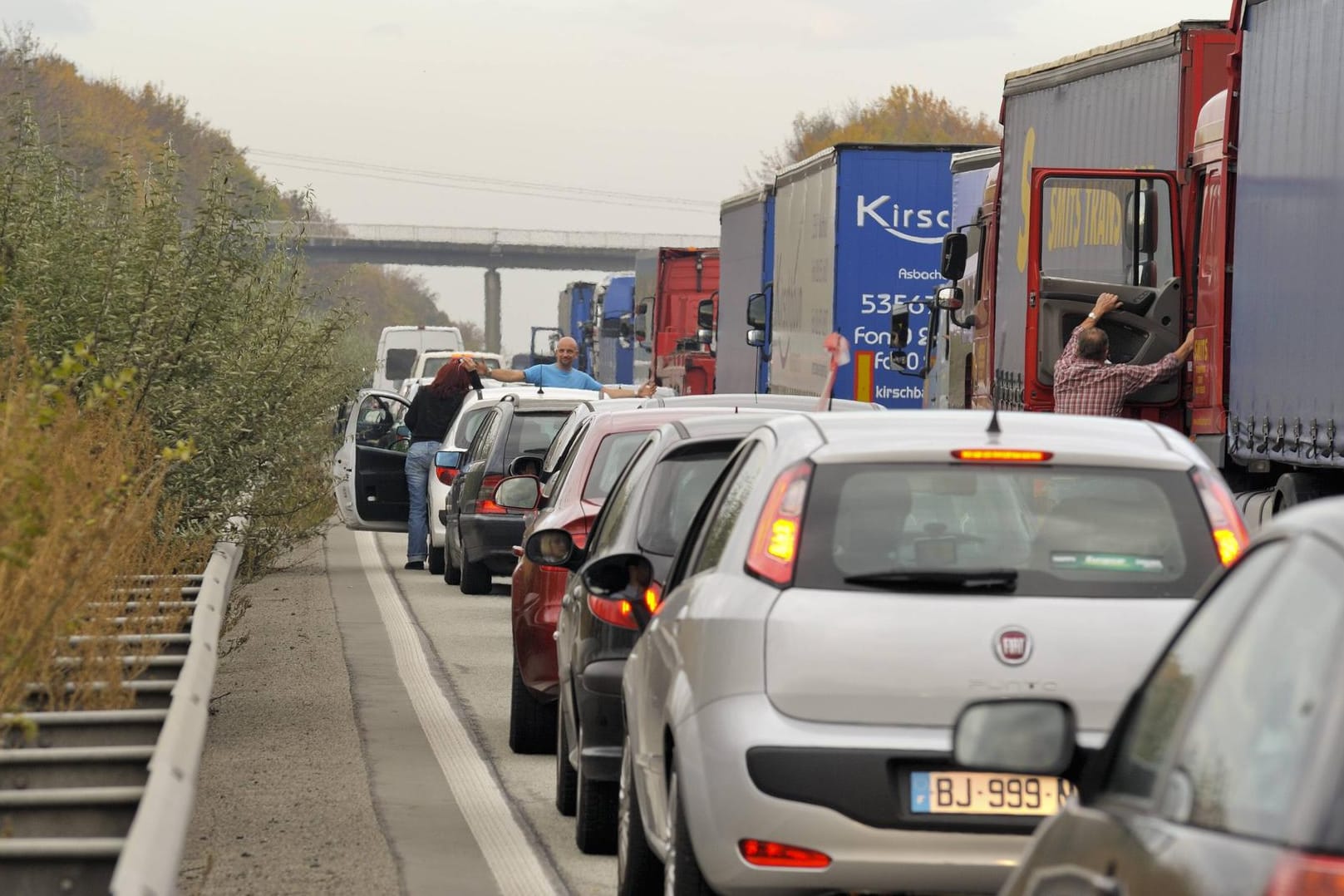 Zeitweise gesperrt: Nach dem Unfall standen die Fahrer auf der A61 im Stau.