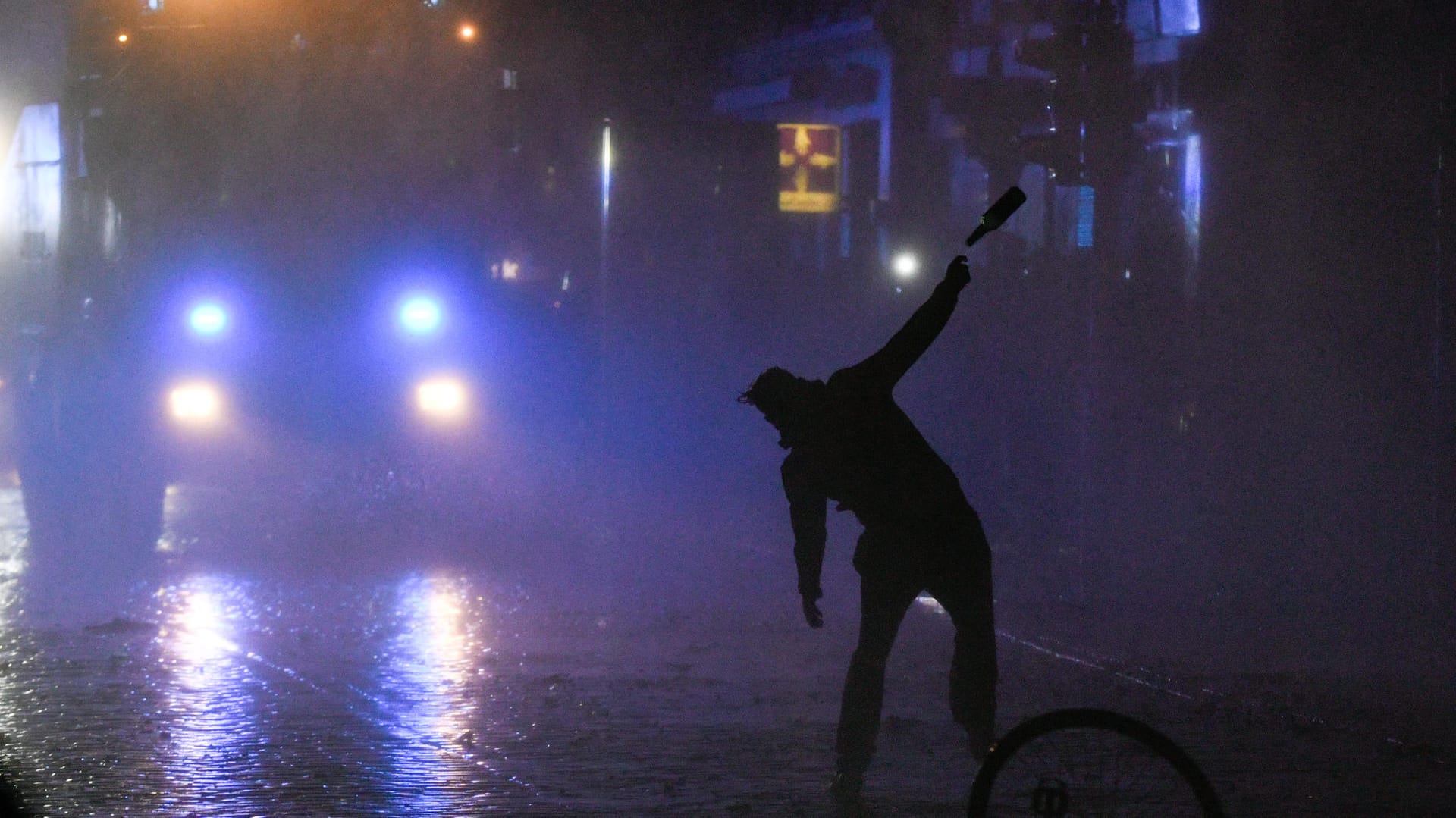Ein Demonstrant wirft bei den Ausschreitungen beim G20-Gipfel in Hamburg im Schanzenviertel eine Flasche gegen einen Wasserwerfer: Das Amtsgericht hat den Haftbefehl gegen einen 19-Jährigen aufgehoben, der sich an den Krawallen beteiligt haben soll. (Archivbild) Ein Demonstrant wirft bei den Ausschreitungen beim G20-Gipfel in Hamburg im Schanzenviertel eine Flasche gegen einen Wasserwerfer: Das Amtsgericht hat den Haftbefehl gegen einen 19-Jährigen aufgehoben, der sich an den Krawallen beteiligt haben soll. (Archivbild)