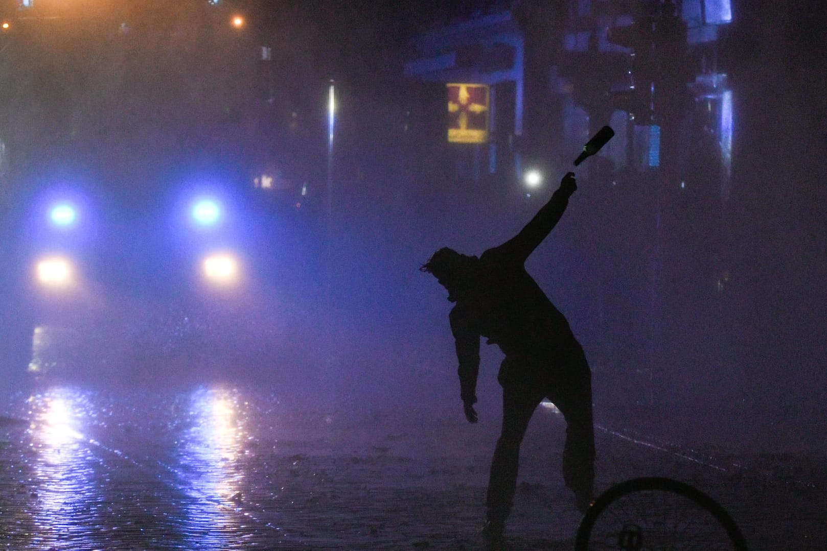Ein Demonstrant wirft bei den Ausschreitungen beim G20-Gipfel in Hamburg im Schanzenviertel eine Flasche gegen einen Wasserwerfer: Das Amtsgericht hat den Haftbefehl gegen einen 19-Jährigen aufgehoben, der sich an den Krawallen beteiligt haben soll. (Archivbild)