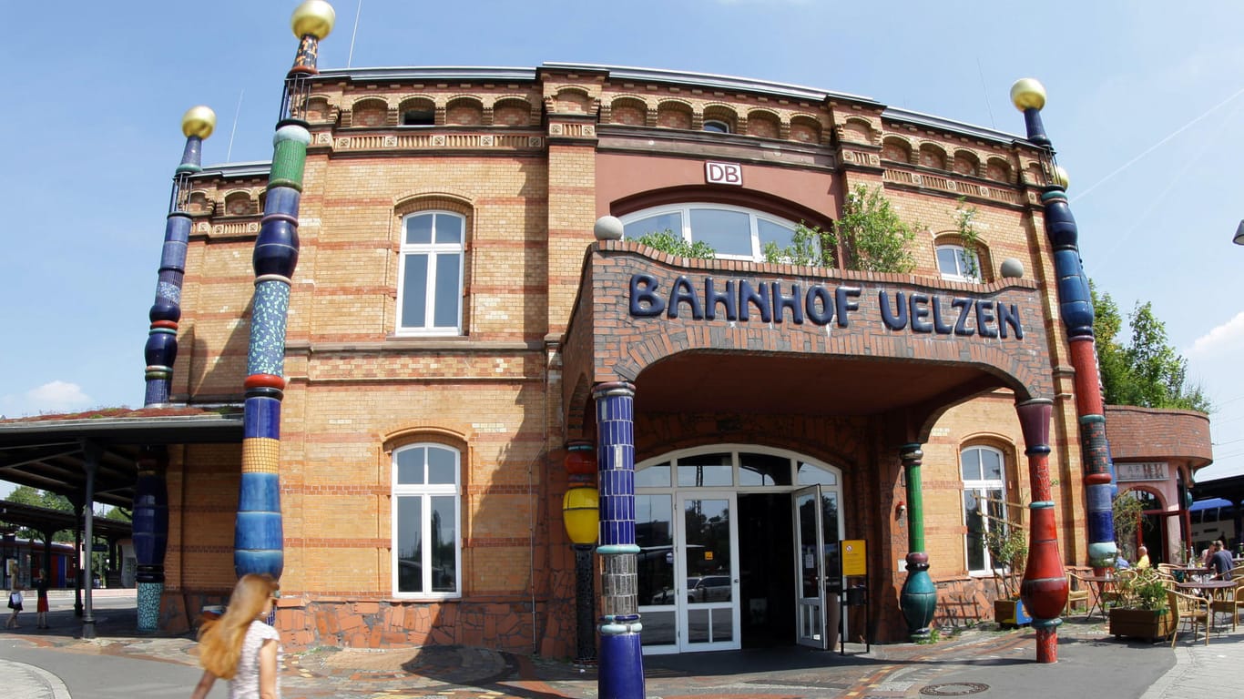 Der Hundertwasserbahnhof in Uelzen. Zumindest konnten die wartenden Fahrgäste den bunten Bahnhof, der nach den Plänen des österreichischen Künstlers Friedensreich Hundertwasser gestaltet wurde, etwas länger bestaunen