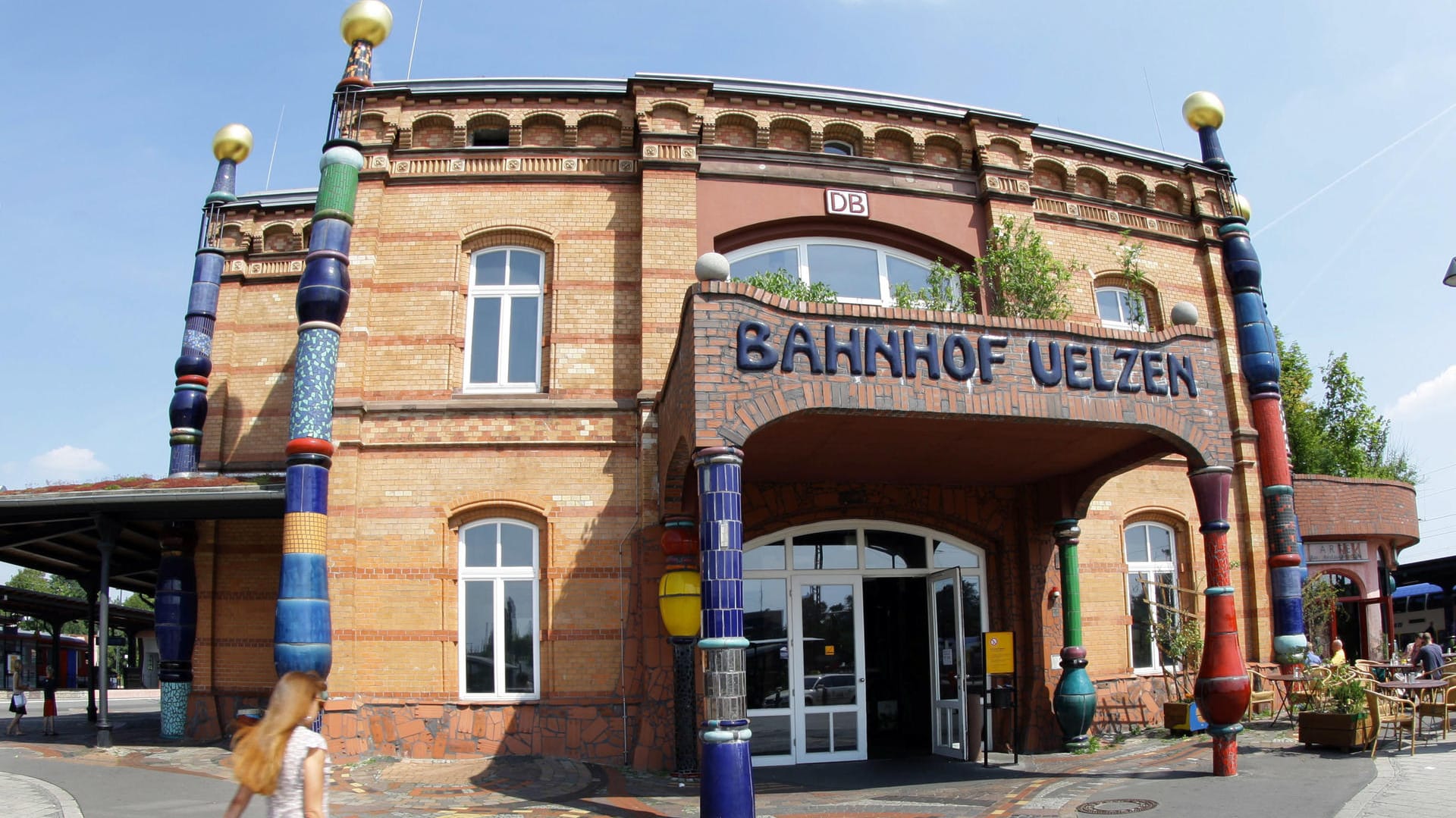 Der Hundertwasserbahnhof in Uelzen. Zumindest konnten die wartenden Fahrgäste den bunten Bahnhof, der nach den Plänen des österreichischen Künstlers Friedensreich Hundertwasser gestaltet wurde, etwas länger bestaunen Der Hundertwasserbahnhof in Uelzen. Zumindest konnten die wartenden Fahrgäste den bunten Bahnhof, der nach den Plänen des österreichischen Künstlers Friedensreich Hundertwasser gestaltet wurde, etwas länger bestaunen