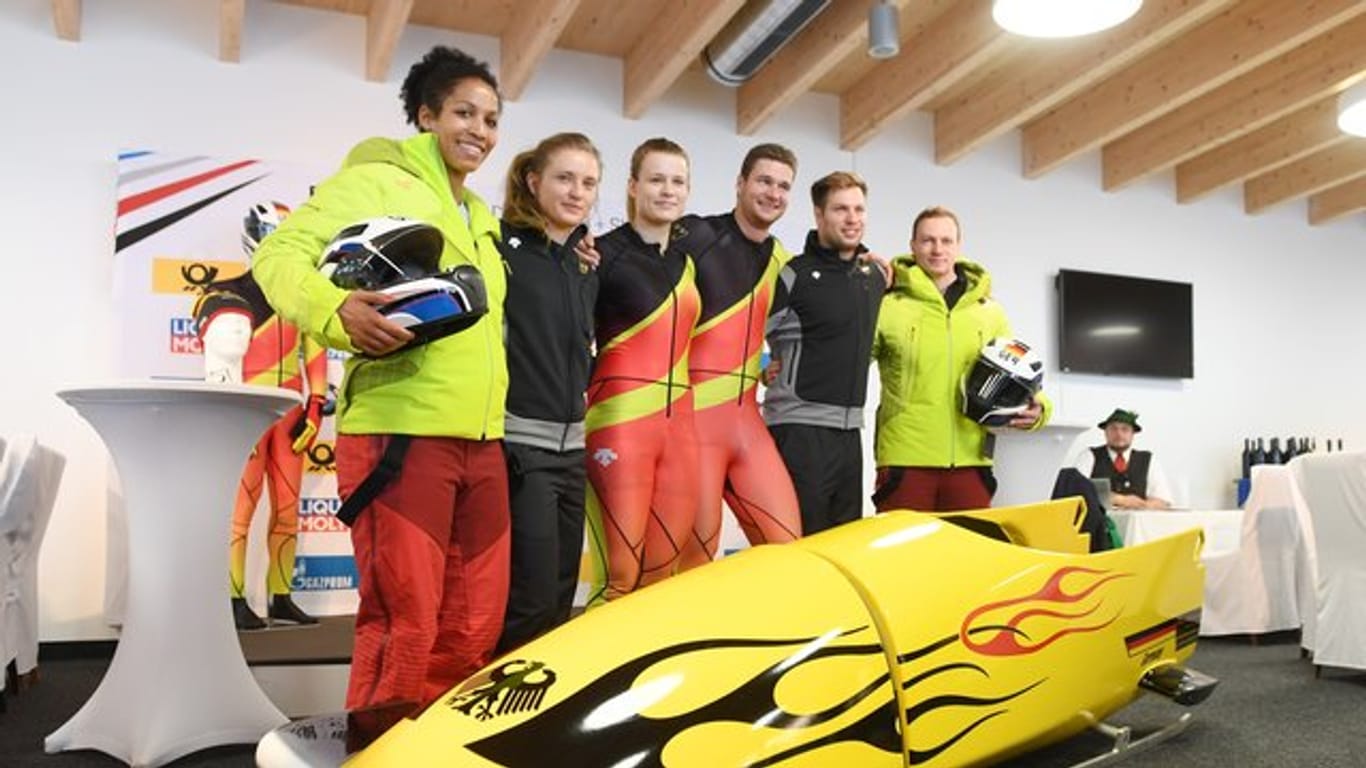 Die deutschen Bobpilotinnen und -piloten den Bob für die Olympischen Spiele 2018.