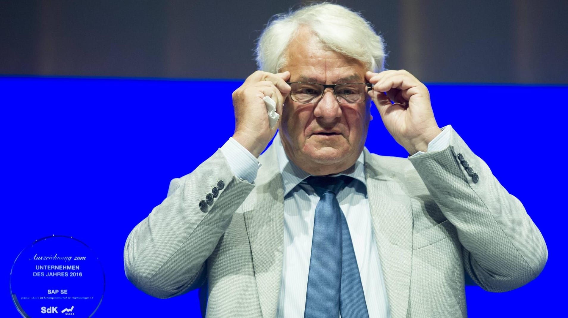 Hasso Plattner auf der Hauptversammlung von SAP 2017 mit dem Preis "Unternehmen des Jahres".