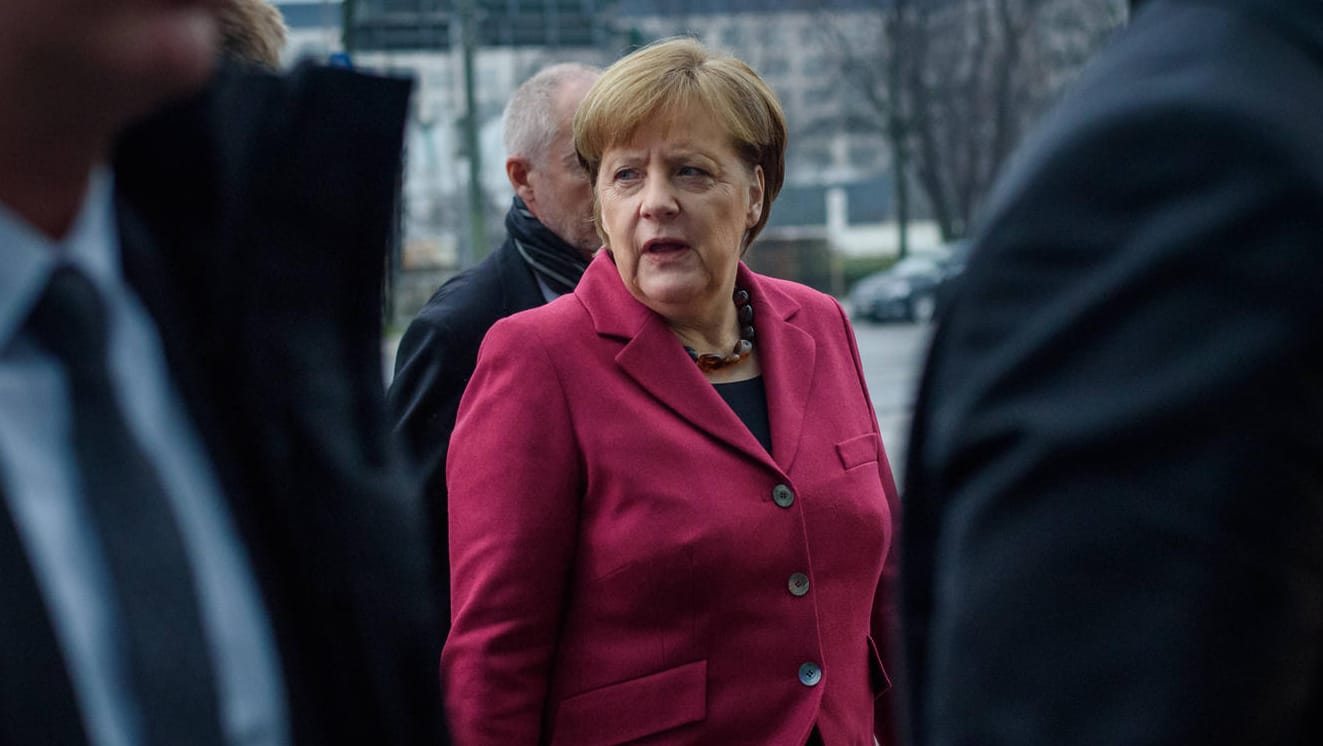 Angela Merkel auf dem Weg zu den Koalitionsverhandlungen mit der SPD: Die Kanzlerin reagierte am Rande der Gespräche auf den Skandal um die Abgastests in Aachen. Angela Merkel auf dem Weg zu den Koalitionsverhandlungen mit der SPD: Die Kanzlerin reagierte am Rande der Gespräche auf den Skandal um die Abgastests in Aachen.