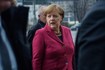 Angela Merkel auf dem Weg zu den Koalitionsverhandlungen mit der SPD: Die Kanzlerin reagierte am Rande der Gespräche auf den Skandal um die Abgastests in Aachen.