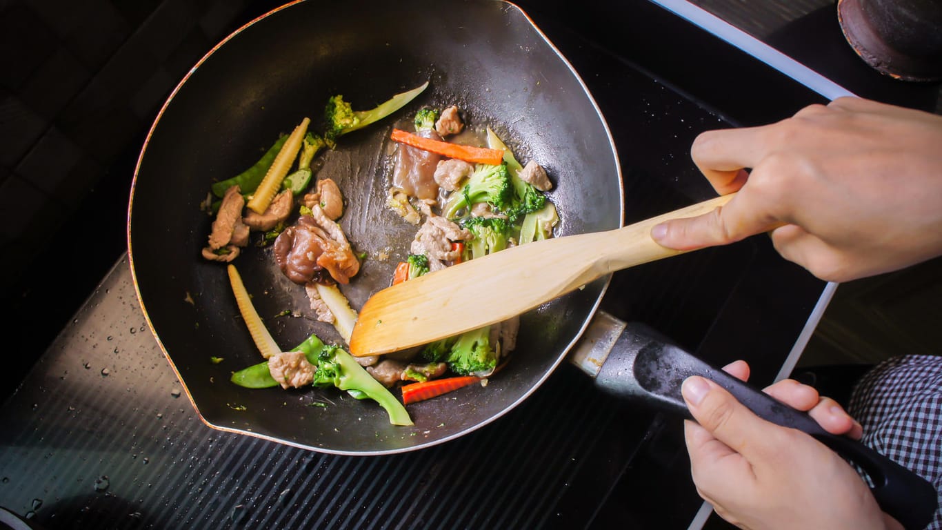 Sautieren: Kleine Stücke von Gemüse, Fleisch oder Fisch werden unter ständigem Rühren angebraten.