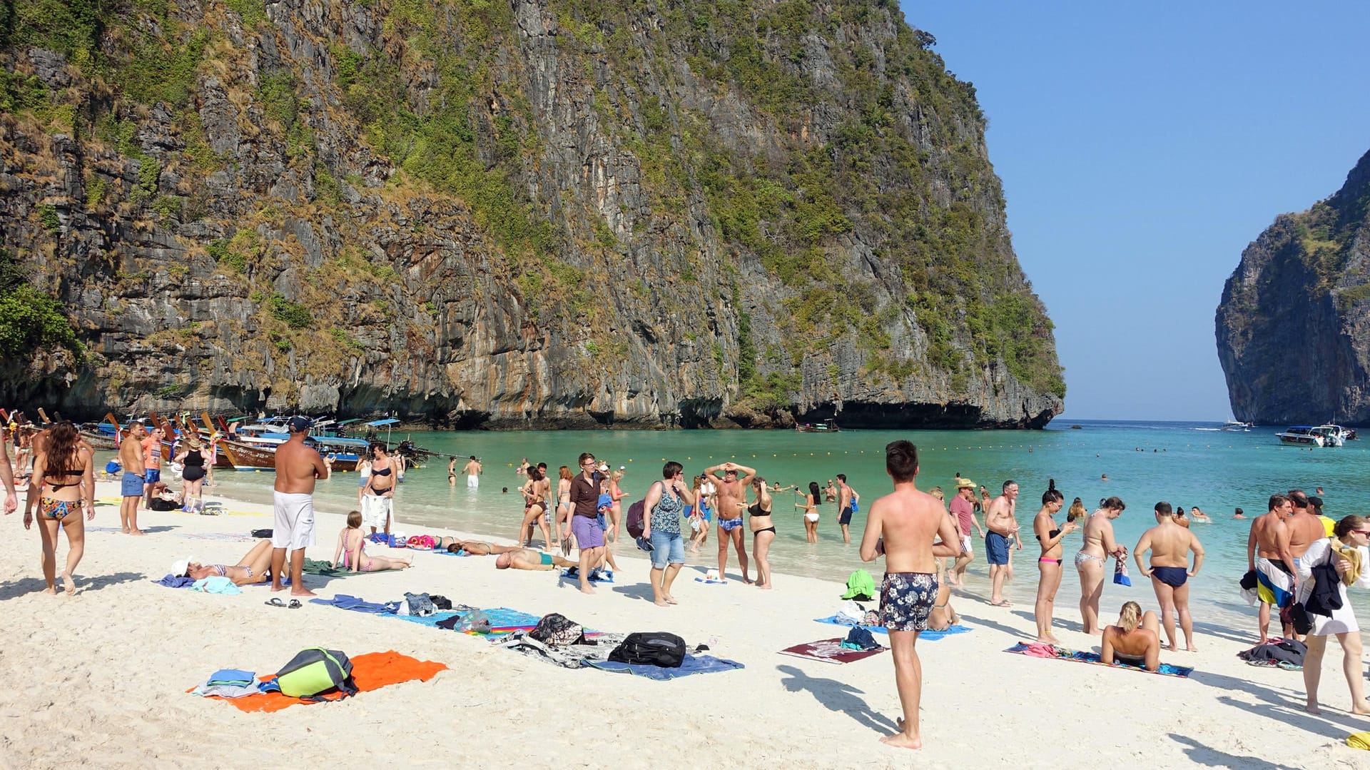 "The Beach" auf Ko Phi Phi: Abwässer und Plastikmüll bringen die Korallen in der Maya Bay in Gefahr.