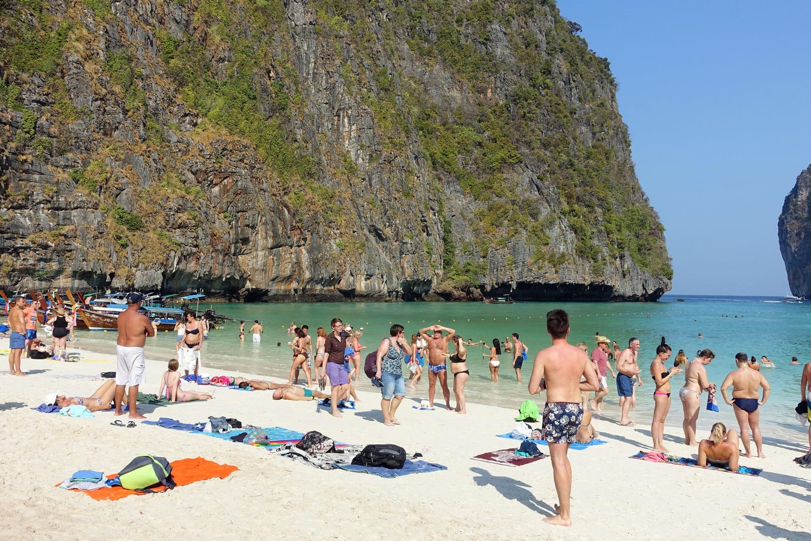 "The Beach" auf Ko Phi Phi: Abwässer und Plastikmüll bringen die Korallen in der Maya Bay in Gefahr.