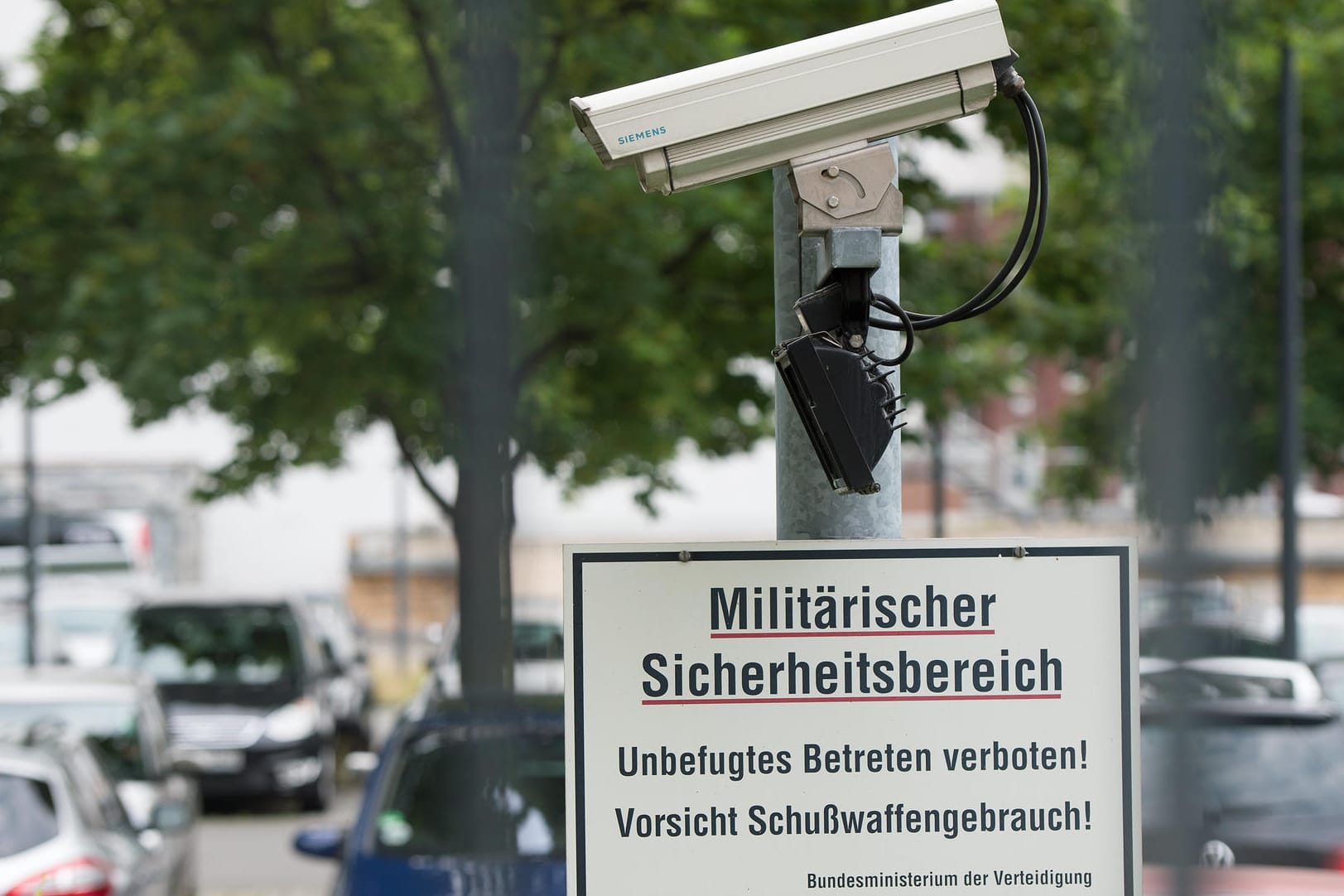 Überwachungskameras am Bundesministerium der Verteidigung: Auch ein Entwurf von Teilen des Haushaltsplans soll weitergegeben worden sein.