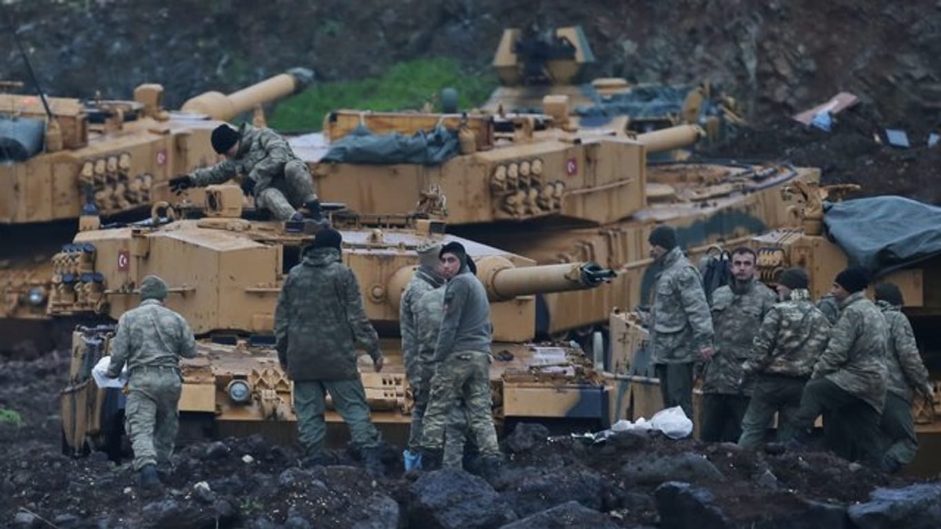 Türkische Soldaten rüsten in der Provinz Hatay nahe der syrischen Grenze ihre Panzer vom Typ Leopard 2A4 aus.