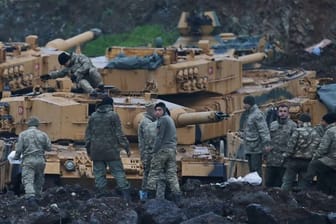Türkische Soldaten rüsten in der Provinz Hatay nahe der syrischen Grenze ihre Panzer vom Typ Leopard 2A4 aus.