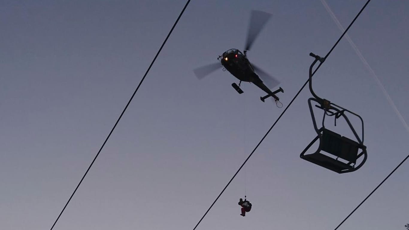 Defekter Sessellift in Kreischberg: Das vom österreichischen Bundesheer zur Verfügung gestellte Foto zeigt einen Helikopter bei der Rettung von Skifahrern.