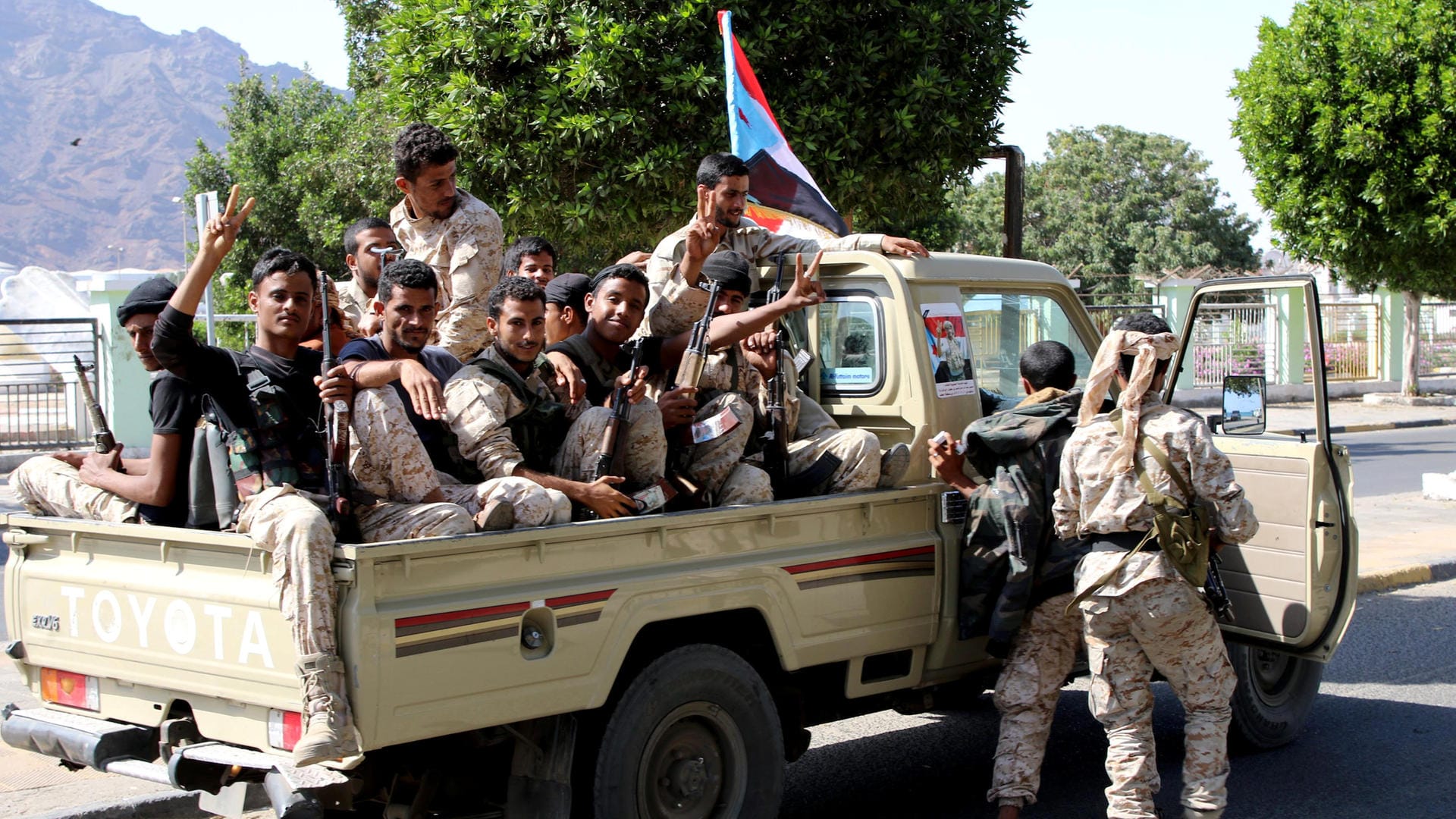 Südjeminitische Separatisten auf der Ladefläche eines Trucks in Aden: Die Hafenstadt leidet massiv unter dem Bürgerkrieg.