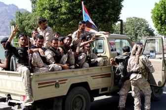 Südjeminitische Separatisten auf der Ladefläche eines Trucks in Aden: Die Hafenstadt leidet massiv unter dem Bürgerkrieg.