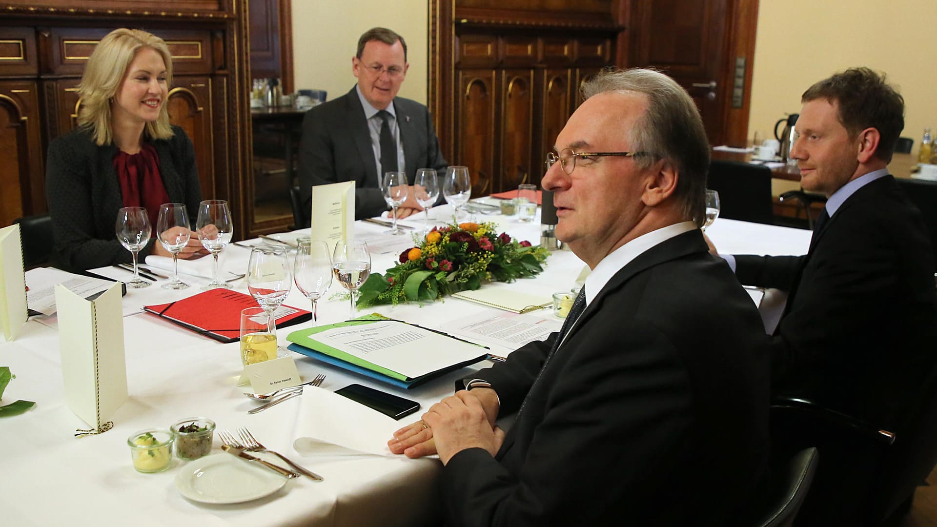 Vier von fünf Ministerpräsidenten, die an der Konferenz teilnahmen: Manuela Schwesig (Mecklenburg-Vorpommern, SPD) Bodo Ramelow (Thüringen, Linke), Reiner Haseloff (Sachsen-Anhalt, CDU) und Michael Kretschmer (Sachsen, CDU). Vier von fünf Ministerpräsidenten, die an der Konferenz teilnahmen: Manuela Schwesig (Mecklenburg-Vorpommern, SPD) Bodo Ramelow (Thüringen, Linke), Reiner Haseloff (Sachsen-Anhalt, CDU) und Michael Kretschmer (Sachsen, CDU).