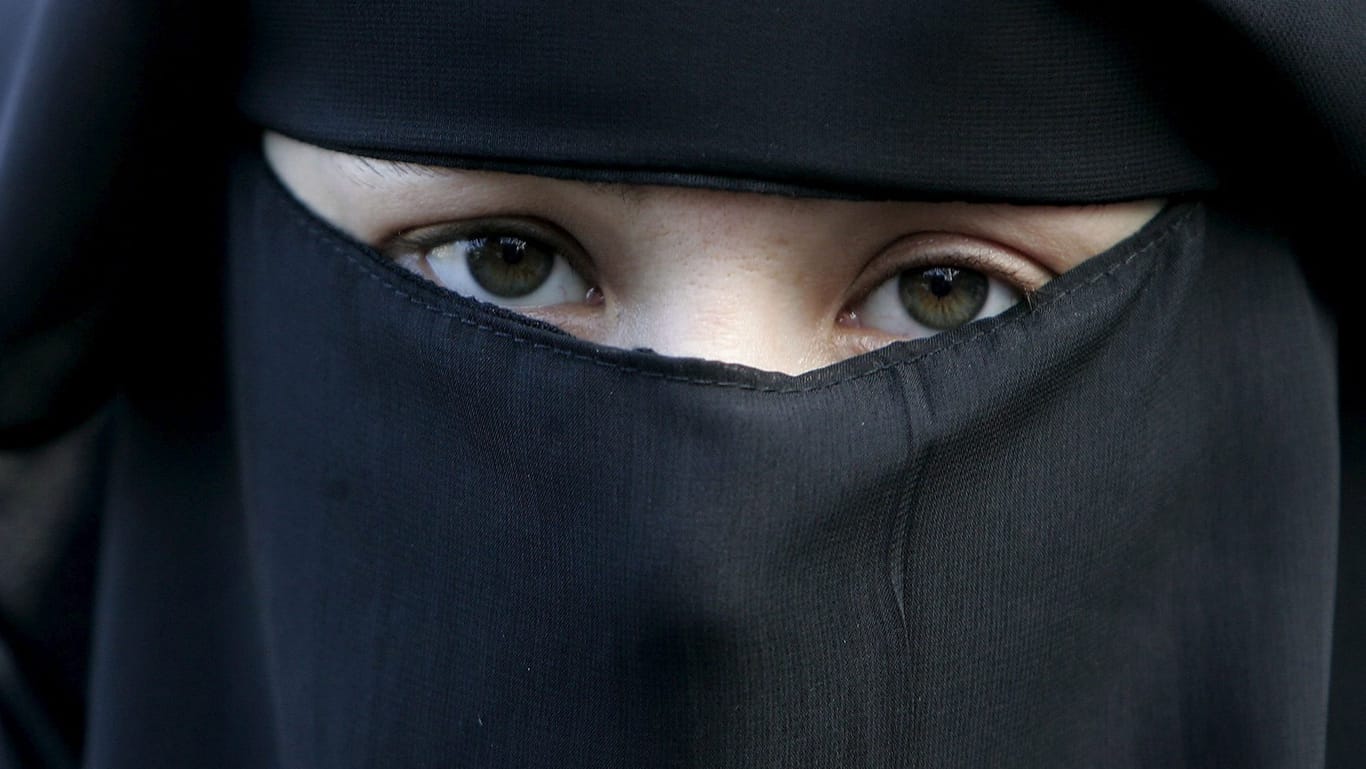 Eine vollverschleierte Frau: Im Iran protestieren zahlreiche Frauen gegen das Kopftuch (Symbolbild).