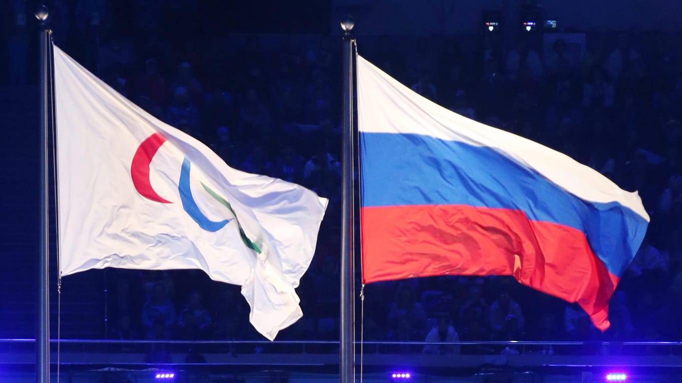 Die russische Nationalflagge und die des Internationalen Paralympischen Komitees (IPC) wehen bei den Paralympischen Spielen 2014 im Fisht Stadion in Sotschi. In Südkorea dürfen ausgewählte Athleten unter neutraler Flagge teilnehmen.